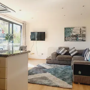 Luxury Canary Wharf With Free Parking Apartment